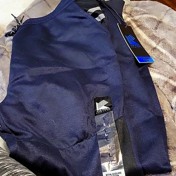 Cultura Other - New with tags size large Cultura Sweats